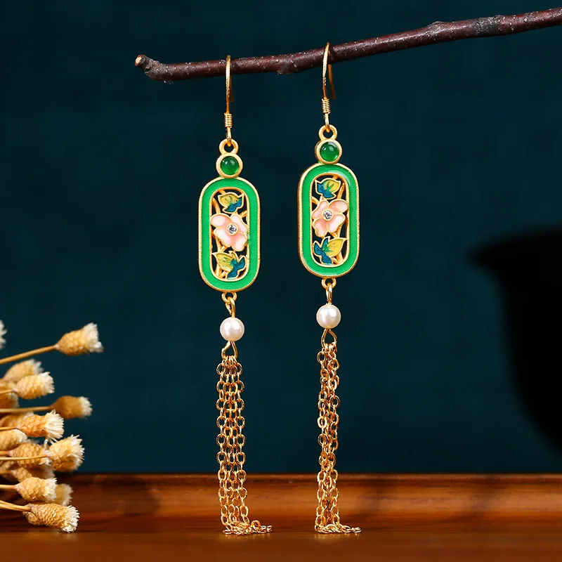 Original design of Chinese style enamel high-end round face slimming pearl tassel earrings
Original design of Chinese style enamel high-end round face slimming pearl tassel earrings