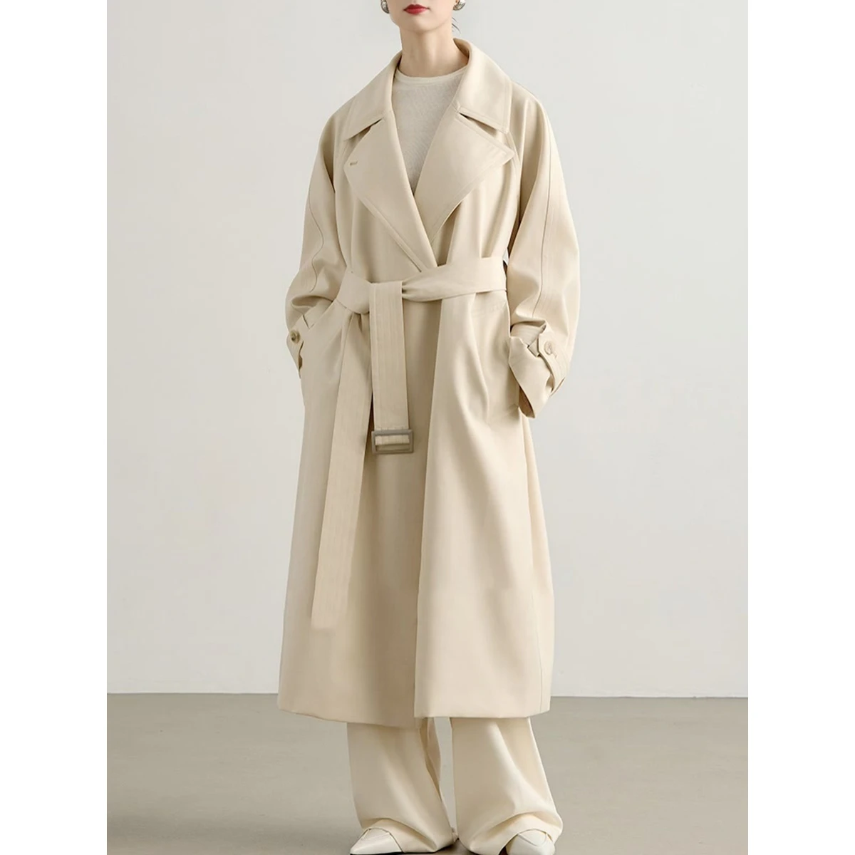 Женское пальто молочно-белого цвета, весна-осень 2025, новая коллекция, средней длины, в британском стиле, свободного кроя, премиум-класса, корейская версия, на пуговицах
Женское пальто молочно-белого цвета, весна-осень 2025, новая коллекция, средней длины, в британском стиле, свободного кроя, премиум-класса, корейская версия, на пуговицах