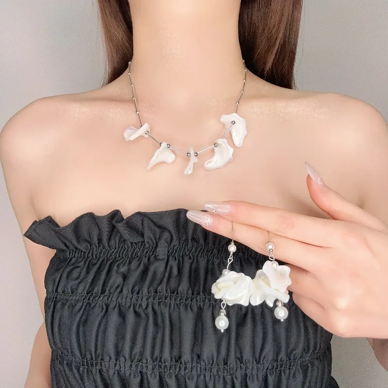 Seaside vacation wind shell necklace light luxury niche personality unique collarbone chain temperament romantic earrings earrin
Seaside vacation wind shell necklace light luxury niche personality unique collarbone chain temperament romantic earrings earrin