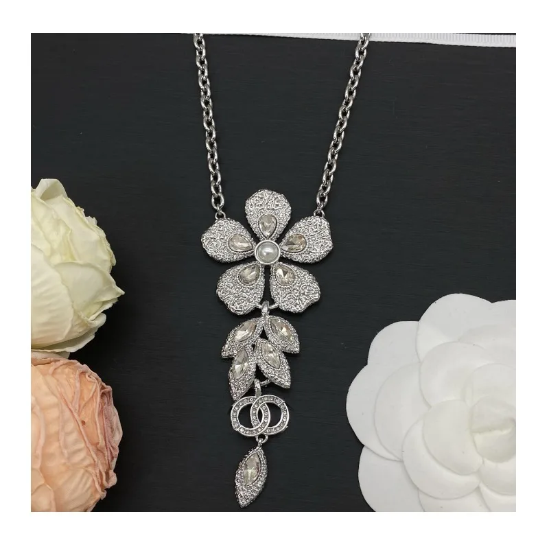 Small Fashion New Golden Wheat Ear Flower Diamond Double Diamond Necklace Light Luxury Retro Temperament Versatile Pendant Neckl
Small Fashion New Golden Wheat Ear Flower Diamond Double Diamond Necklace Light Luxury Retro Temperament Versatile Pendant Neckl