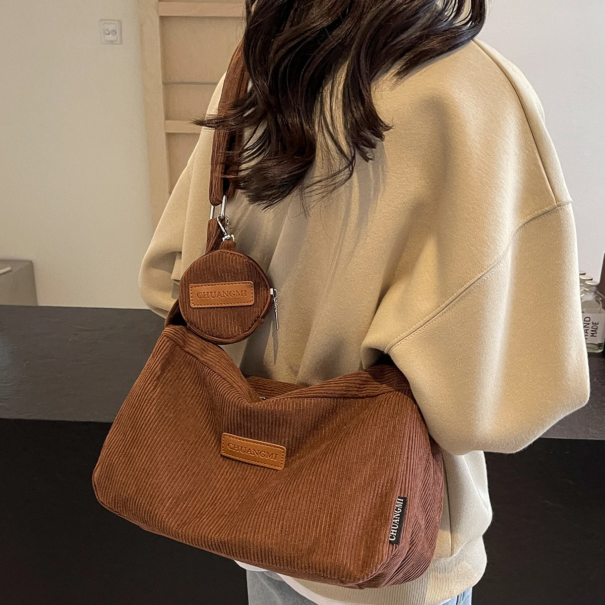 Вельветовая повседневная студенческая женская сумка большой вместимости, японская универсальная сумка через плечо, дорожная сумка через плечо
Вельветовая повседневная студенческая женская сумка большой вместимости, японская универсальная сумка через плечо, дорожная сумка через плечо