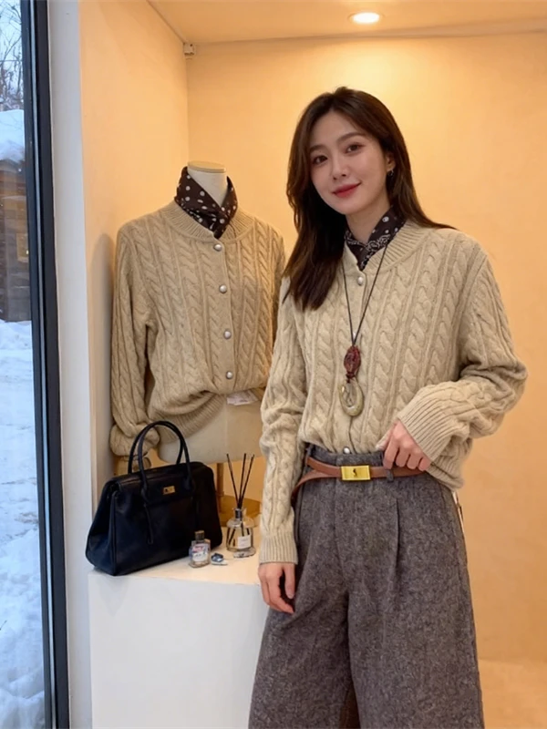 Vintage Nautical Style Women's Knitwear Cardigan Spiral Twist Sweater Single Button Loose Fit Spring Fashion Slimming Top
Vintage Nautical Style Women's Knitwear Cardigan Spiral Twist Sweater Single Button Loose Fit Spring Fashion Slimming Top