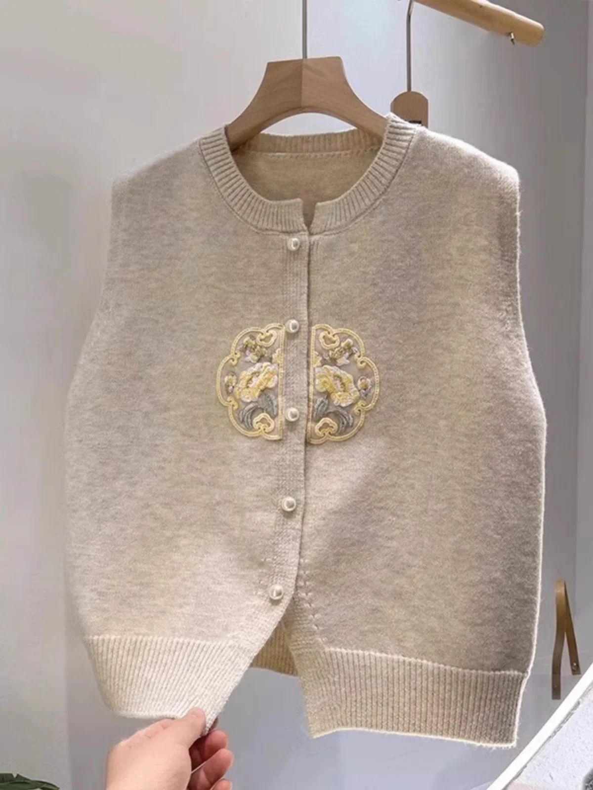 New Chinese Style Sleeveless Open Cardigan Vest Women's Knitted Outerwear Autumn Fashion Commute Loose Fit Shape
New Chinese Style Sleeveless Open Cardigan Vest Women's Knitted Outerwear Autumn Fashion Commute Loose Fit Shape
