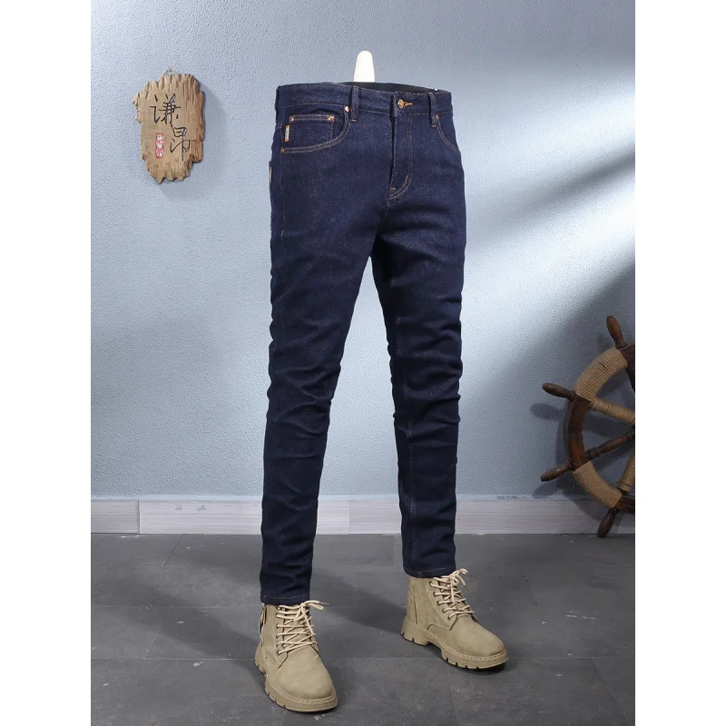 Новые мужские джинсы 2026 года в китайском стиле с вышивкой и принтом «Кой», оригинальный цвет, модные, зауженные, прямые брюки
Новые мужские джинсы 2026 года в китайском стиле с вышивкой и принтом «Кой», оригинальный цвет, модные, зауженные, прямые брюки