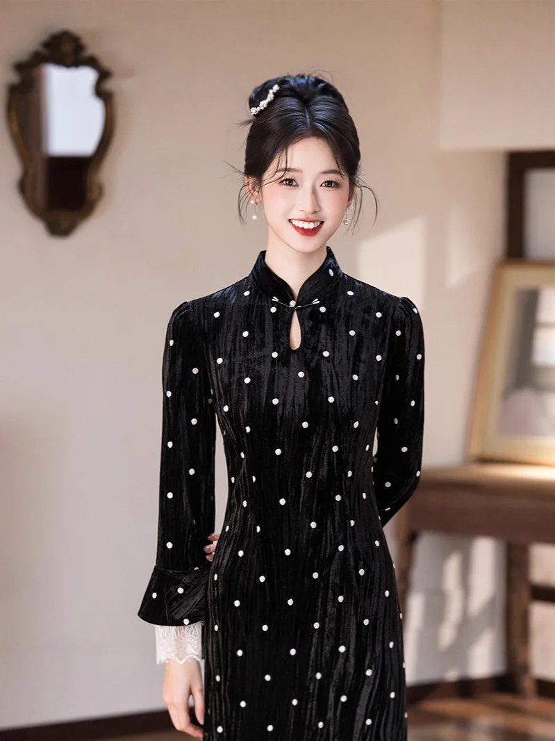 Новое осенне-зимнее платье-ципао в новом китайском стиле, черное бархатное платье-ципао, элегантное женское платье-ципао высокого класса
Новое осенне-зимнее платье-ципао в новом китайском стиле, черное бархатное платье-ципао, элегантное женское платье-ципао высокого класса