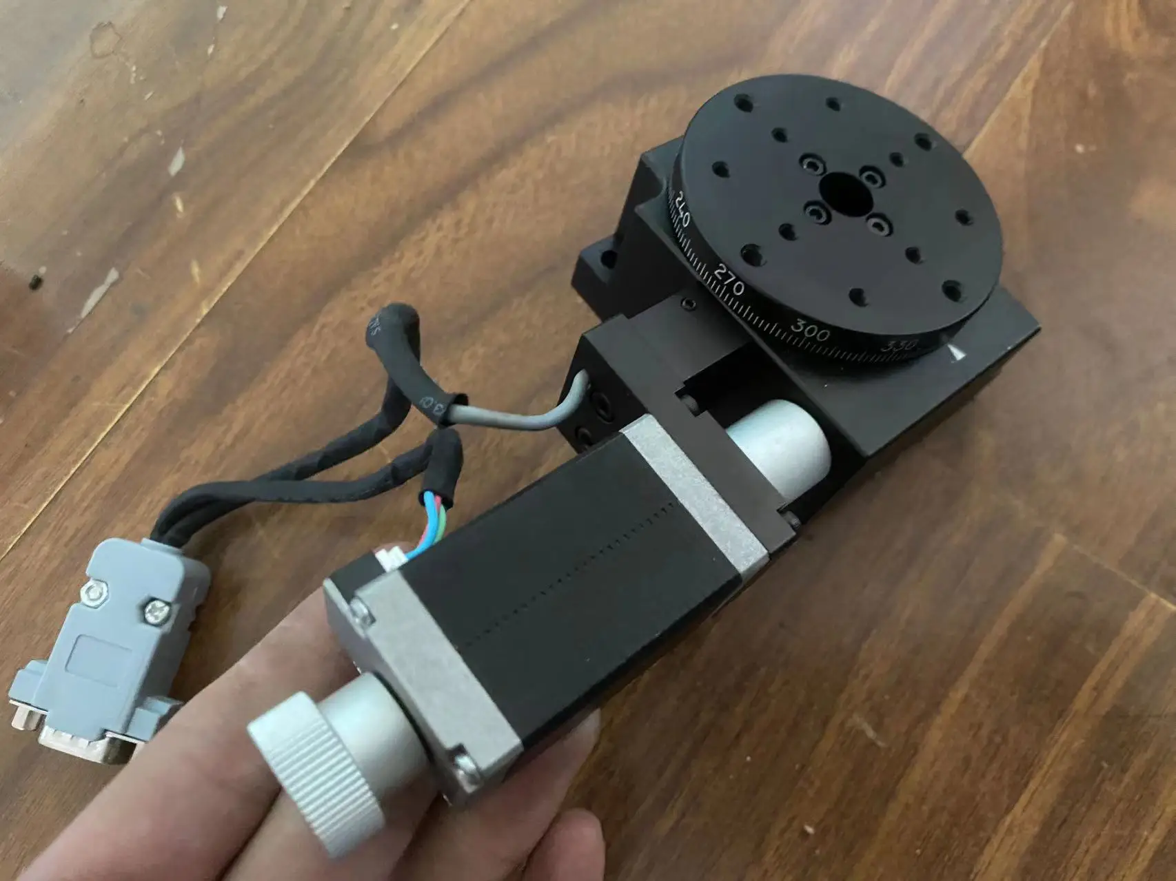Вращающийся стол R-axis, Электрический вращающийся стол на 360 °, стол на 60 мм, внутренний круг 10 мм, Микронная электрическая платформа
Вращающийся стол R-axis, Электрический вращающийся стол на 360 °, стол на 60 мм, внутренний круг 10 мм, Микронная электрическая платформа