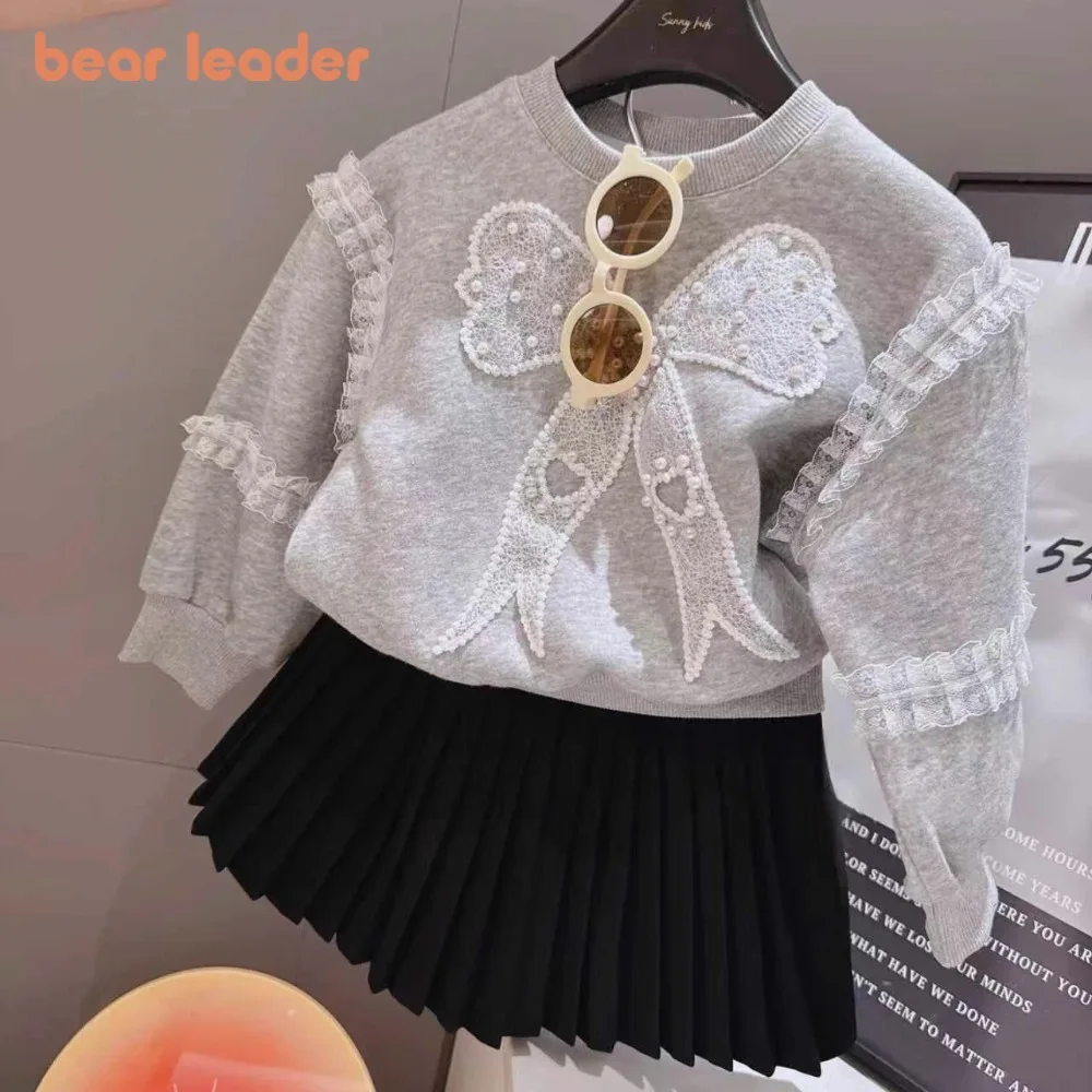 Bear Leader Autumn Fashion New Solid Color Girls Clothes Lace Border Bow Pearl Long Sleeved Top and Pleated Skirt Two-piece Set
Bear Leader Autumn Fashion New Solid Color Girls Clothes Lace Border Bow Pearl Long Sleeved Top and Pleated Skirt Two-piece Set