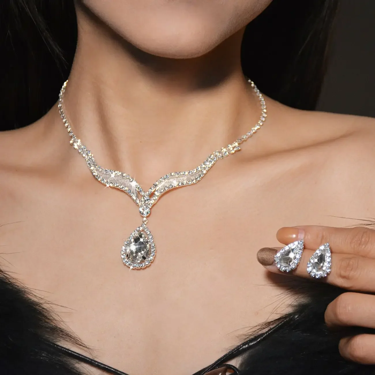 UMQ Retro Elegant Wedding Party Diamond Necklace and Earrings Suite Super Flash Style Clavicle Chain Female
UMQ Retro Elegant Wedding Party Diamond Necklace and Earrings Suite Super Flash Style Clavicle Chain Female