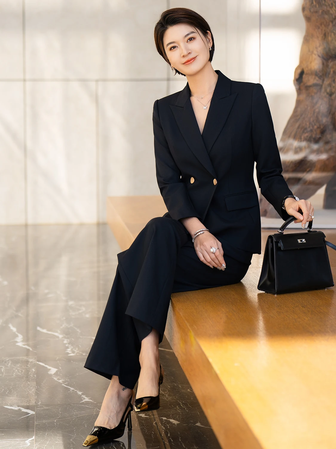 Профессиональный деловой костюм Ele Jiang Feifei: модный комплект из двух предметов для работы, с эффектом похудения, с длинными рукавами и брюками, из смесового полиэстера
Профессиональный деловой костюм Ele Jiang Feifei: модный комплект из двух предметов для работы, с эффектом похудения, с длинными рукавами и брюками, из смесового полиэстера