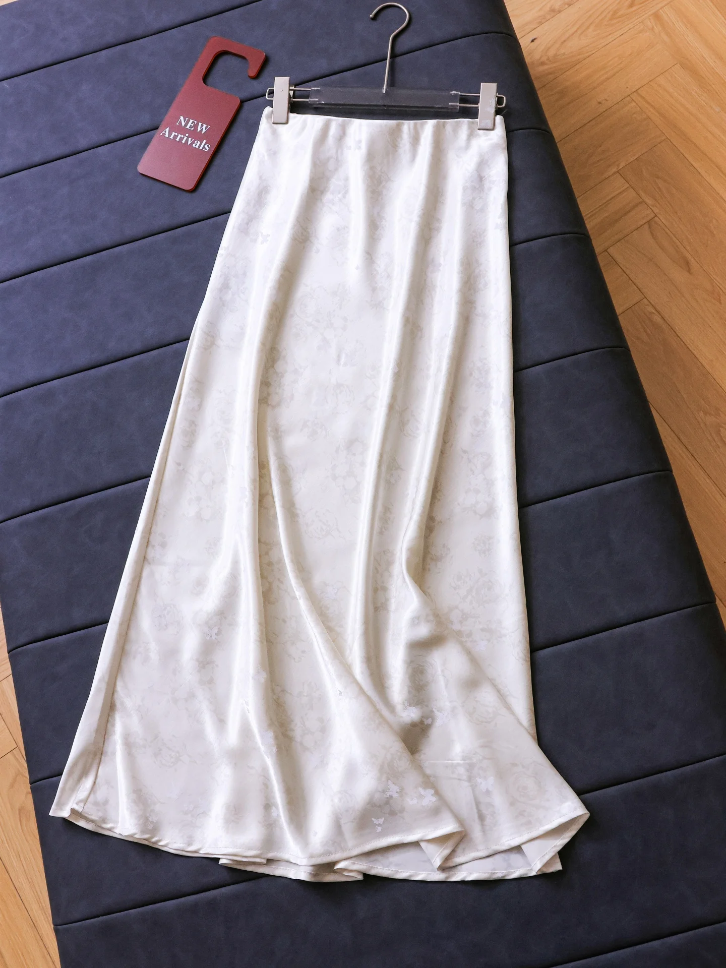Elegant Long A-Line Skirt High Waist Slimming Satin Draping Floral Embroidery Women's Midi Skirt Polka Dot Pattern
Elegant Long A-Line Skirt High Waist Slimming Satin Draping Floral Embroidery Women's Midi Skirt Polka Dot Pattern