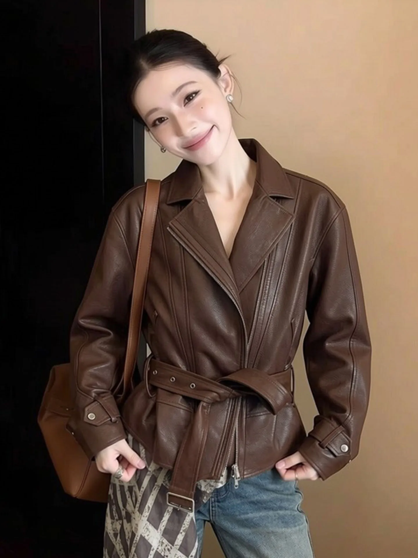 Brown Leather Jaet Women's ort Sle Spring 2026 Slimming Waist Design Faionable Top Commute Sle Stand Version
Brown Leather Jaet Women's ort Sle Spring 2026 Slimming Waist Design Faionable Top Commute Sle Stand Version