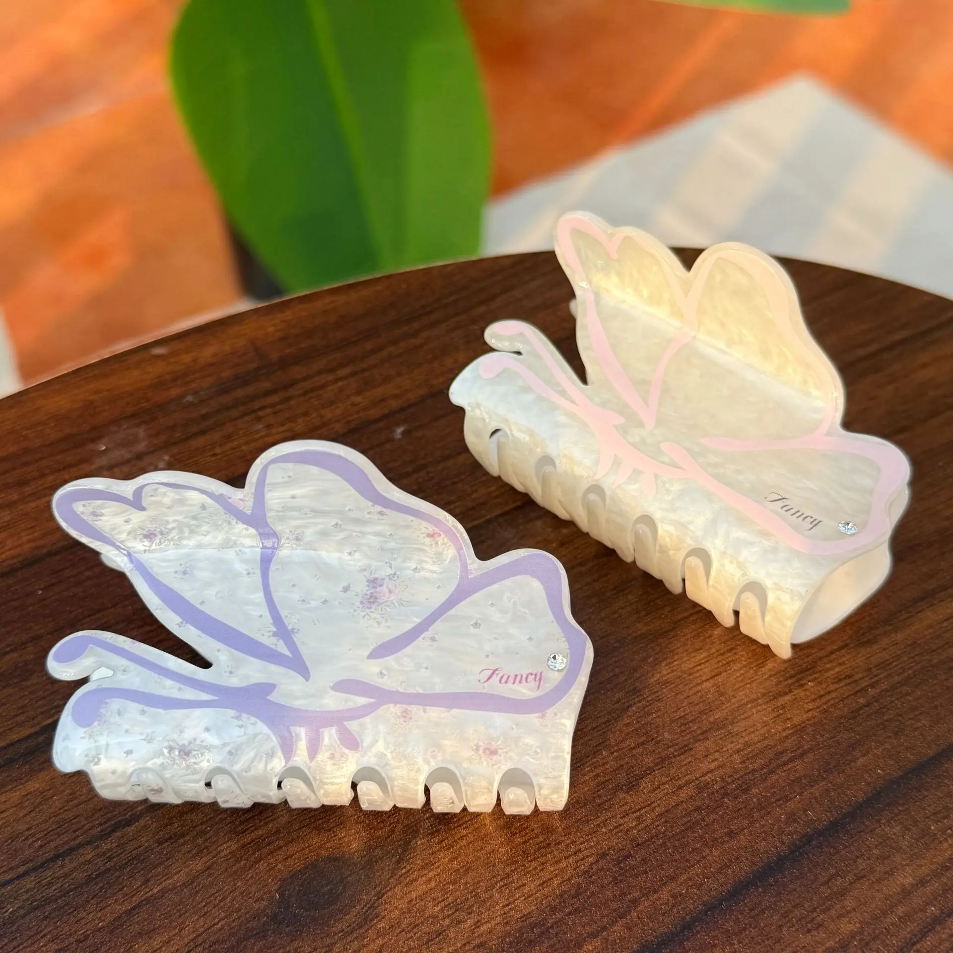 New Acrylic Animal Hair Clips Point Diamond Floral Sweet Butterfly Hairpin Fresh Hair Claw French Women's Hair Accessories
New Acrylic Animal Hair Clips Point Diamond Floral Sweet Butterfly Hairpin Fresh Hair Claw French Women's Hair Accessories