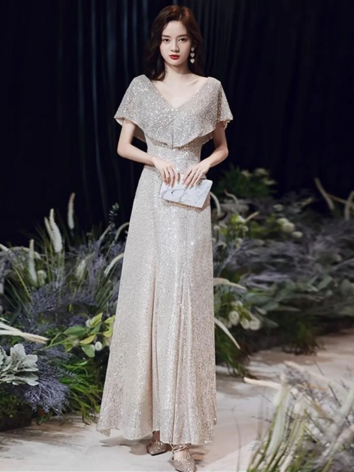 Shiny Sequin Evening Gown Women's Luxury Small Audience High-end Banquet Elegance Hostess Long Dress High Fashion Performance...
Shiny Sequin Evening Gown Women's Luxury Small Audience High-end Banquet Elegance Hostess Long Dress High Fashion Performance...
