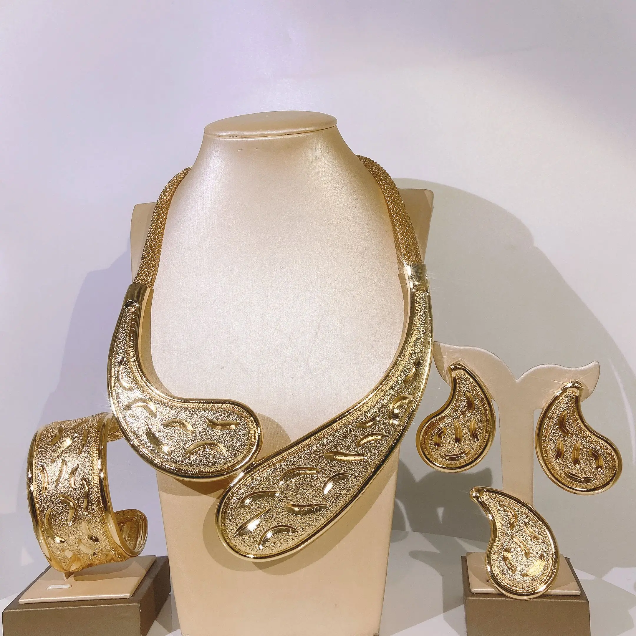 Unique Women's Jewelry Set Necklace Chain Earrings Bracelet Bracelet Ring Durable Wedding Costume Jewelry
Unique Women's Jewelry Set Necklace Chain Earrings Bracelet Bracelet Ring Durable Wedding Costume Jewelry