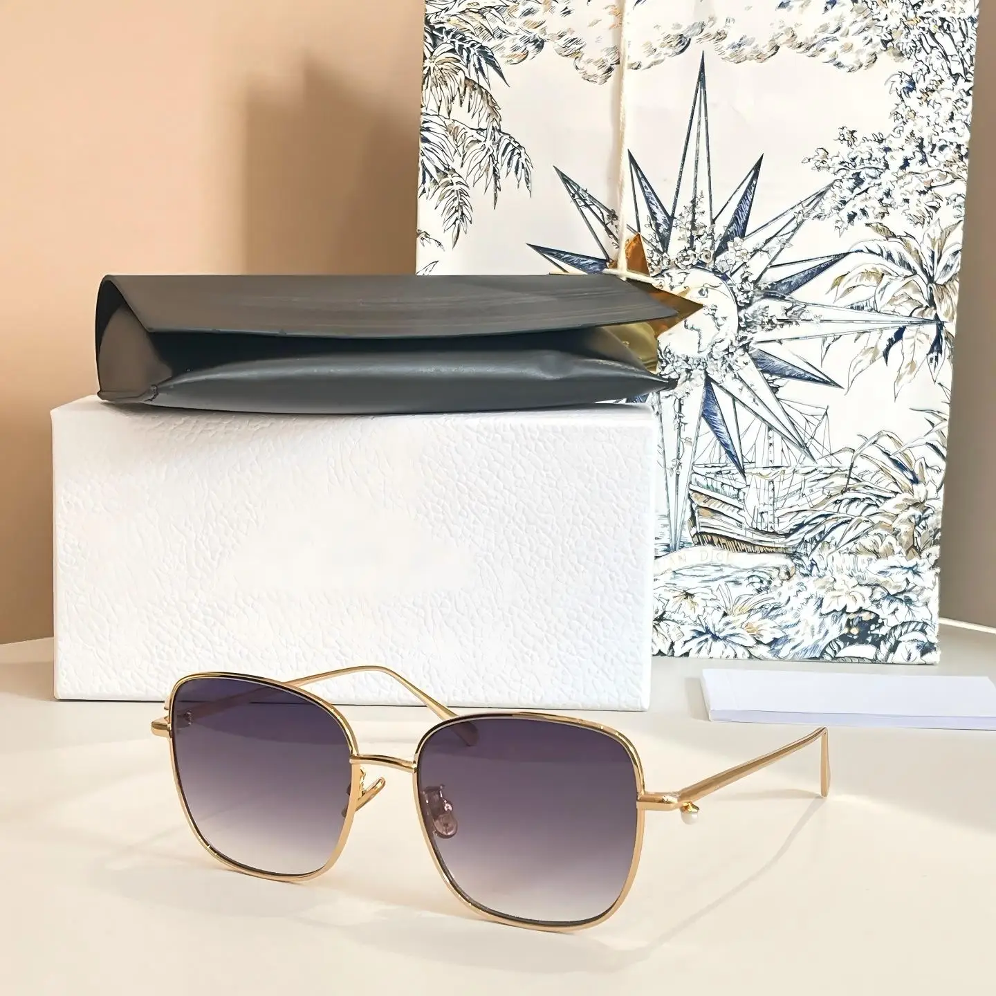 Gold Metal Frame Oversized Square Sunglasses with Gray Gradient Lenses, Slim Temples, Elegant Luxury Eyewear for Daily Outings
Gold Metal Frame Oversized Square Sunglasses with Gray Gradient Lenses, Slim Temples, Elegant Luxury Eyewear for Daily Outings