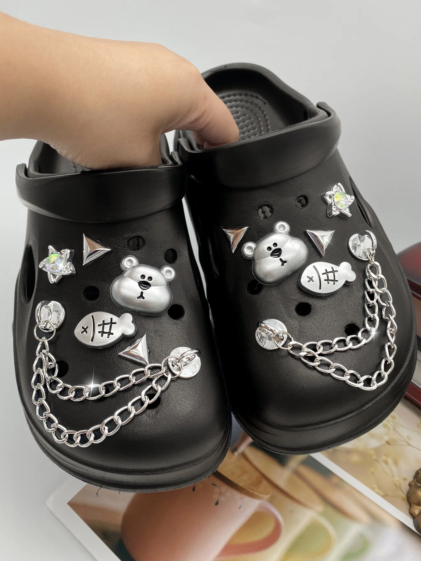 14 pieces of silver double chain, bear, fish, triangle, ABS color diamond five-pointed star shoe buckle DIY decoration, women's
14 pieces of silver double chain, bear, fish, triangle, ABS color diamond five-pointed star shoe buckle DIY decoration, women's