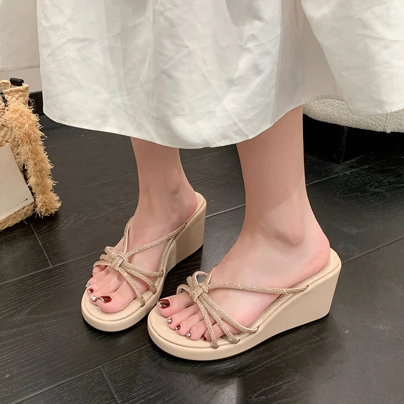 Slippers Women Outside 2026 Women's Summer New Platform Rhinestone Heightened Open Toe Wedge Shoes
Slippers Women Outside 2026 Women's Summer New Platform Rhinestone Heightened Open Toe Wedge Shoes