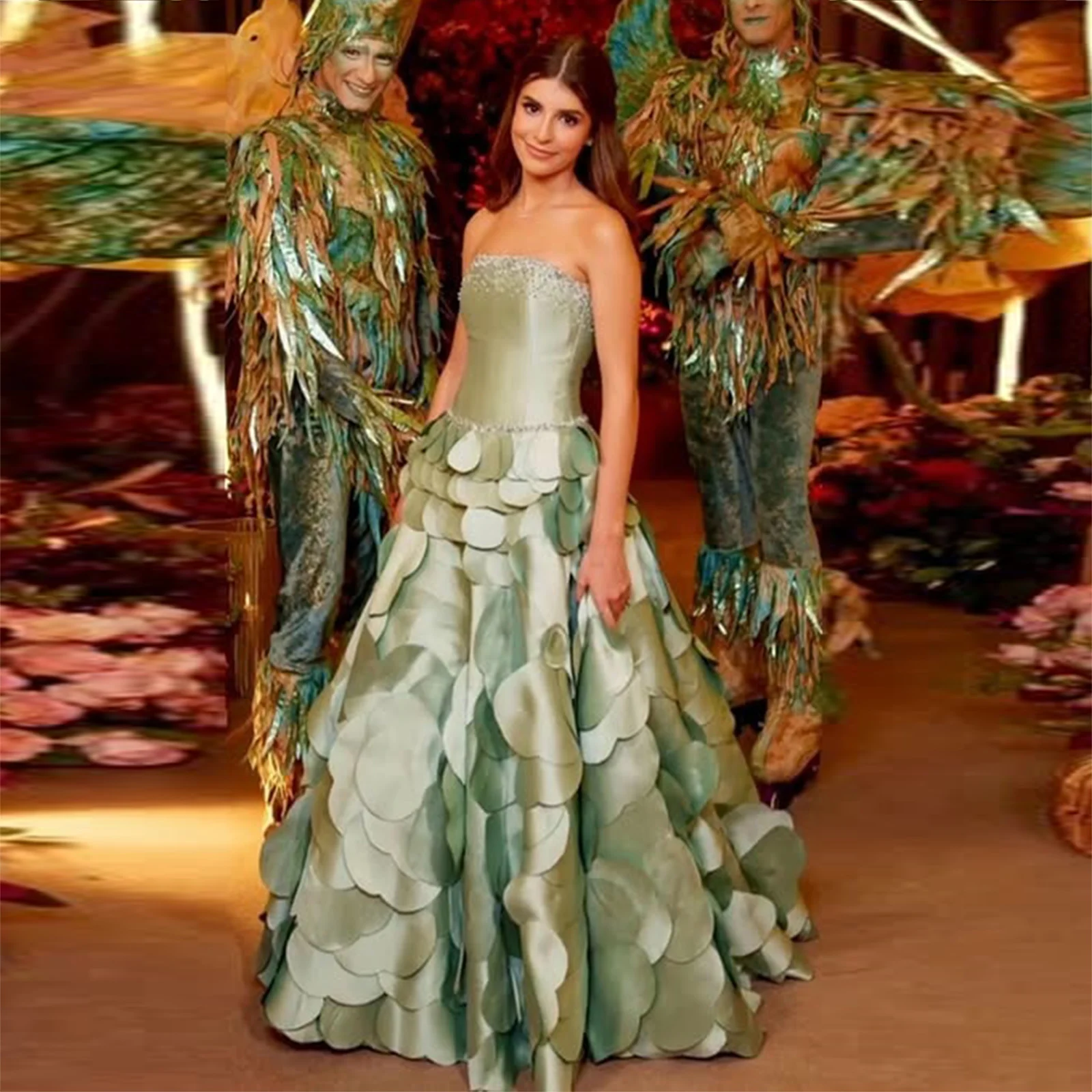 Gorgeous Green Tiered Satin Prom Dress Strapless Shining Beaded A Line Evening Gowns Zipper Back With Buttons Party Dress
Gorgeous Green Tiered Satin Prom Dress Strapless Shining Beaded A Line Evening Gowns Zipper Back With Buttons Party Dress