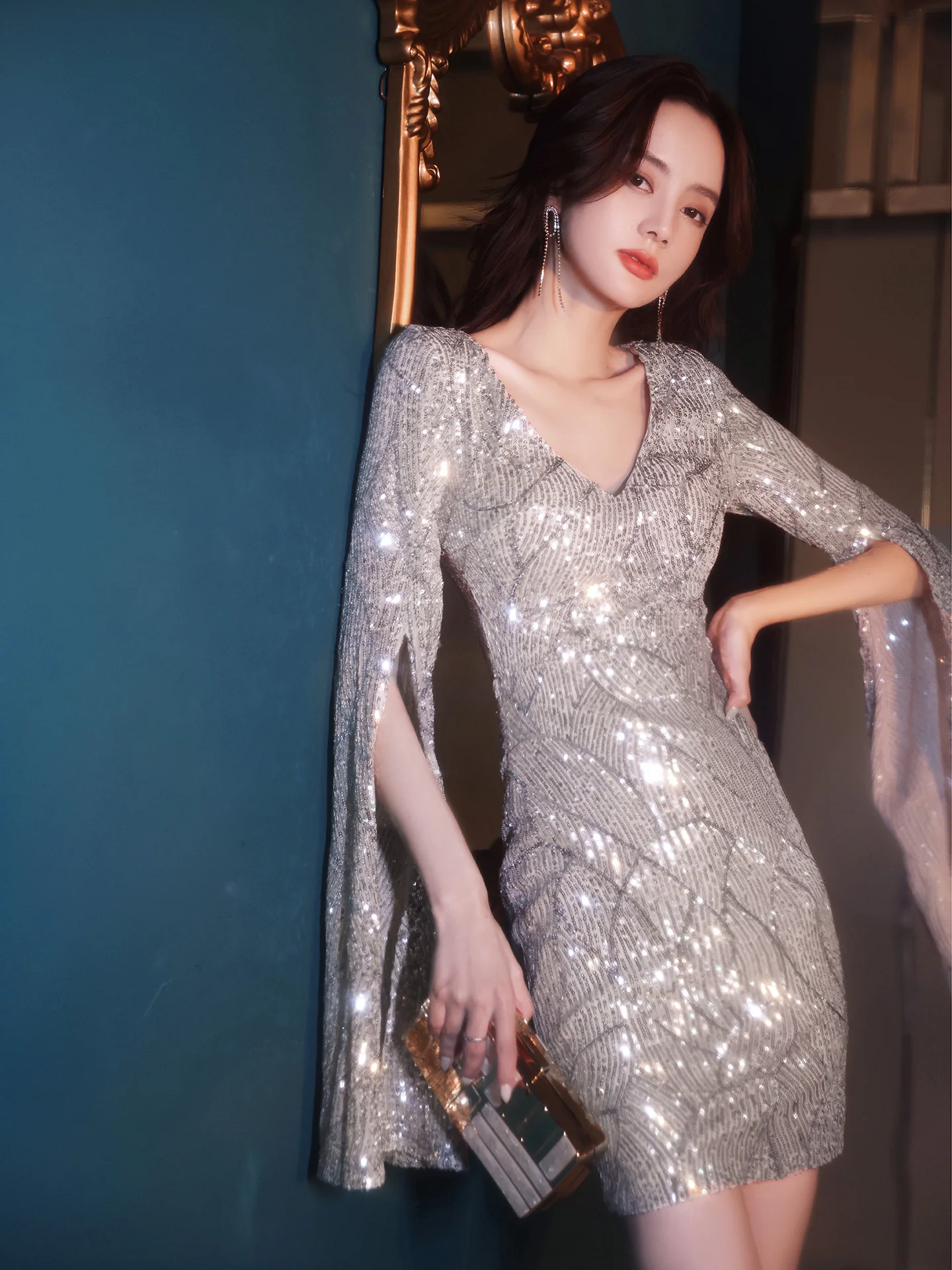 Elegant Silver Evening Dress Women's Hostess Ball Lightweight Luxury Feel Fashionable Short Bodycon Gown with Beads Detail
Elegant Silver Evening Dress Women's Hostess Ball Lightweight Luxury Feel Fashionable Short Bodycon Gown with Beads Detail