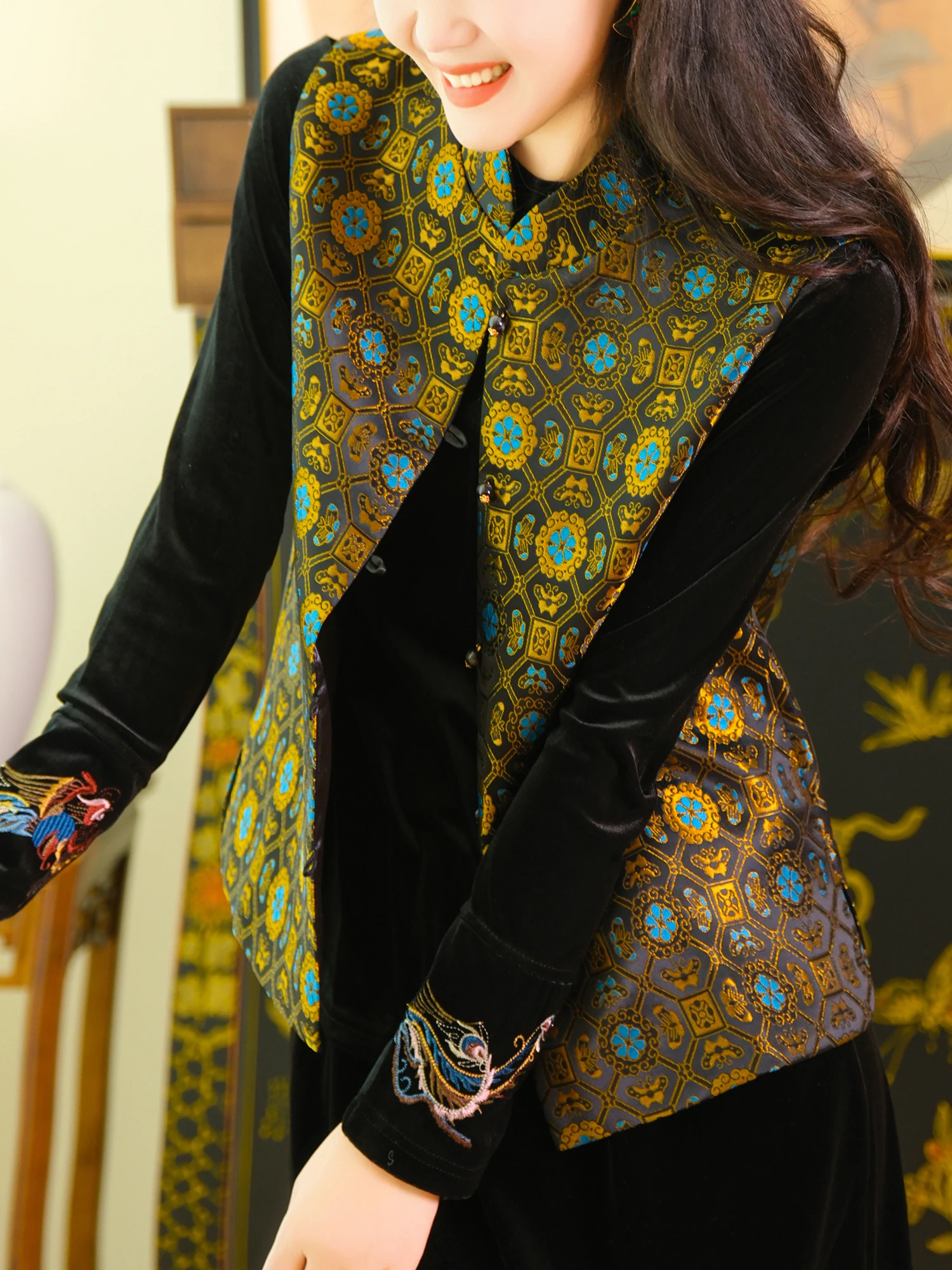 Новая китайская вышитая шелковая жилетка на одной пуговице свободного кроя, универсальная, в стиле Элеги, из серии ежегодных костюмов, для женщин
Новая китайская вышитая шелковая жилетка на одной пуговице свободного кроя, универсальная, в стиле Элеги, из серии ежегодных костюмов, для женщин