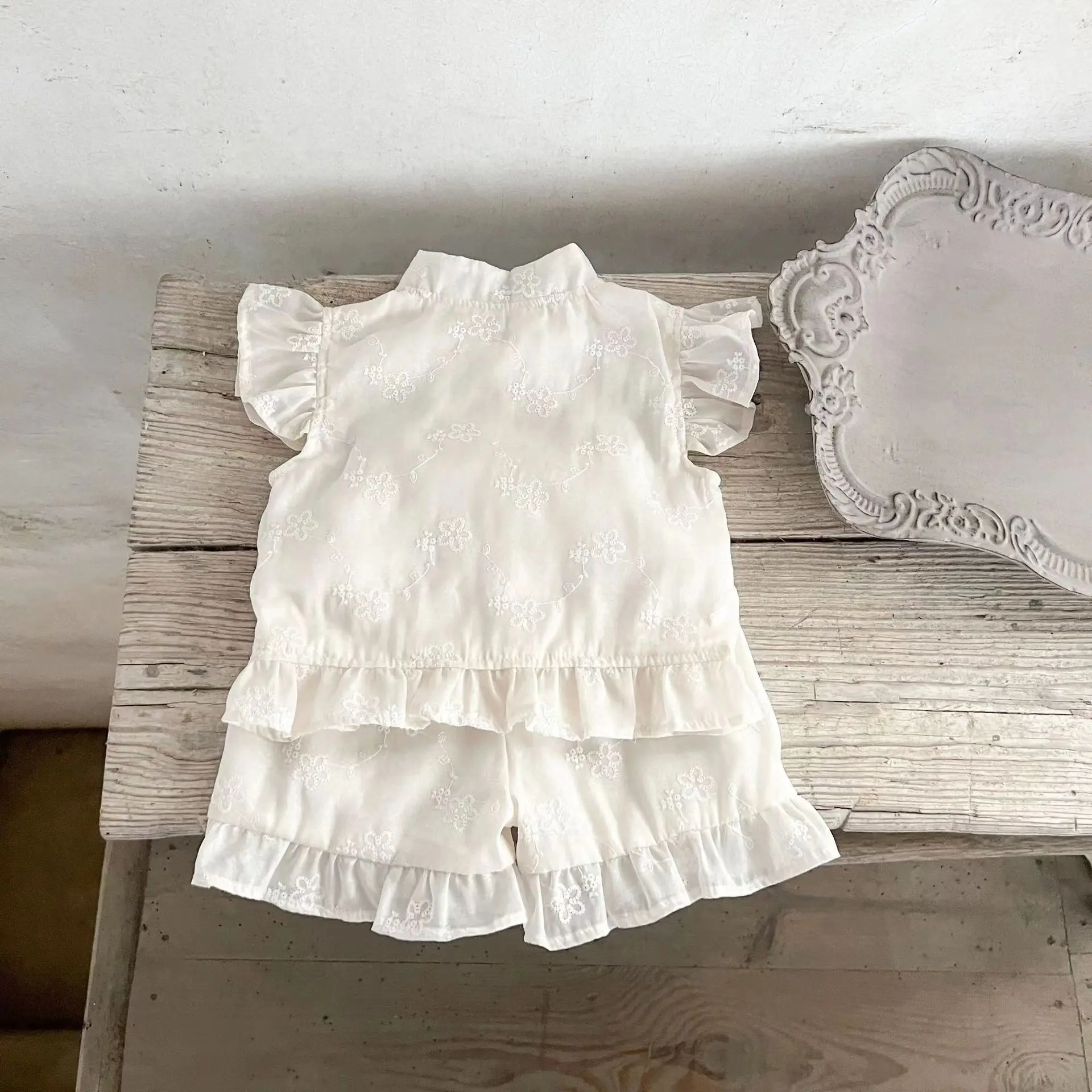 Girl Baby New Embroidered Lace Flying Sleeves Cardigan Shorts Set Small and Medium Children's Cotton Chinese Style Two Piece Set
Girl Baby New Embroidered Lace Flying Sleeves Cardigan Shorts Set Small and Medium Children's Cotton Chinese Style Two Piece Set