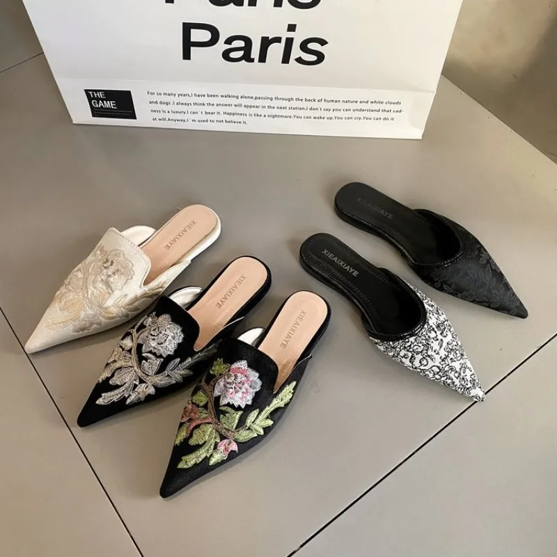 Новинка 2023 года, летние винтажные тапочки Baotou, женская верхняя одежда, туфли без шнуровки на плоской подошве с вышивкой и острым носком, женская обувь Guofeng
Новинка 2023 года, летние винтажные тапочки Baotou, женская верхняя одежда, туфли без шнуровки на плоской подошве с вышивкой и острым носком, женская обувь Guofeng