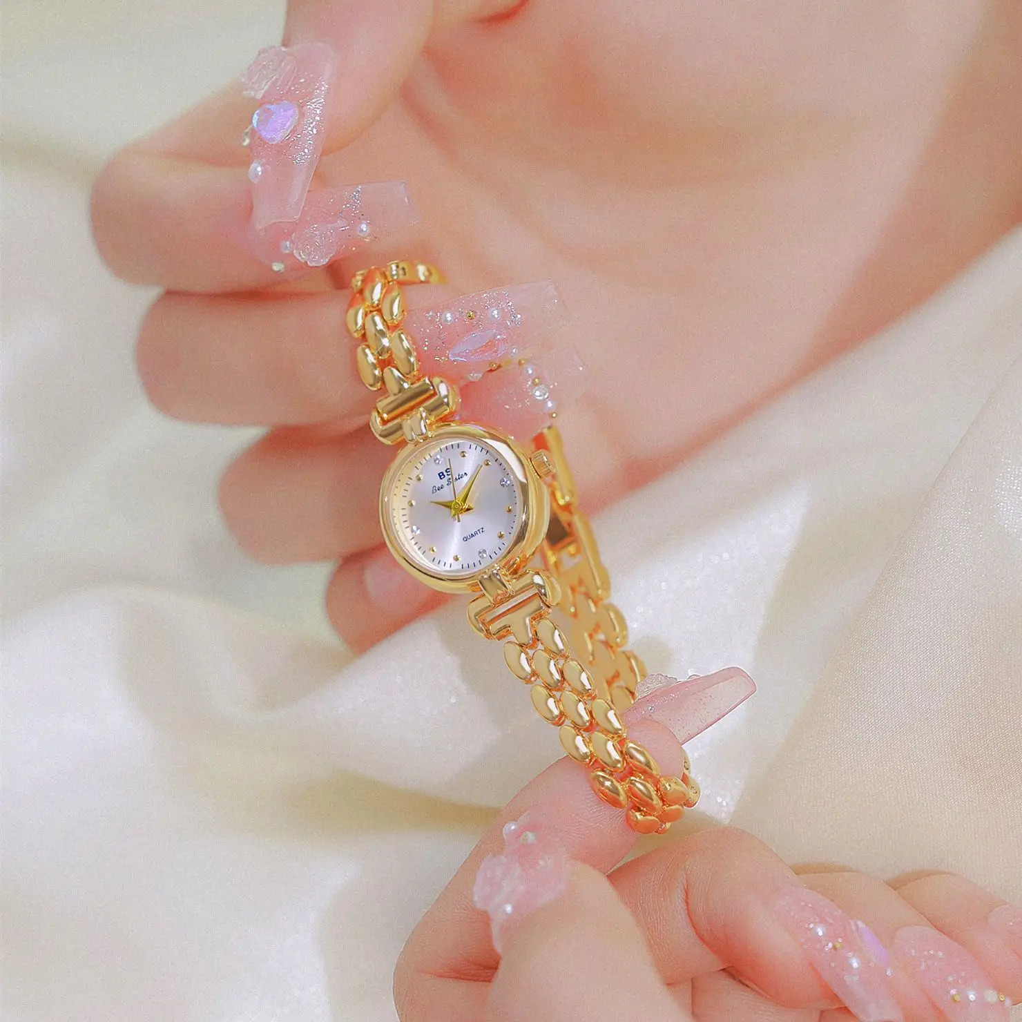 Women's Light Luxury Vintage gold and silver bracelet Stylish temperament waterproof quartz watch Women Watches
Women's Light Luxury Vintage gold and silver bracelet Stylish temperament waterproof quartz watch Women Watches