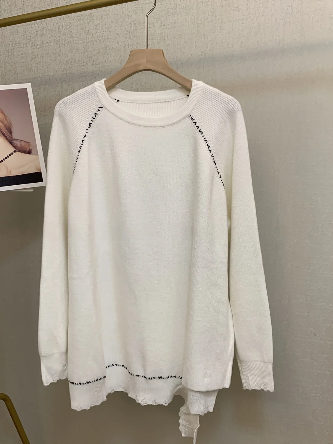 Свободный женский вязаный свитер с длинными рукавами и круглым вырезом, белый, из смесовой хлопково-шерстяной ткани, комфортный, теплый, повседневный, для осени и зимы
Свободный женский вязаный свитер с длинными рукавами и круглым вырезом, белый, из смесовой хлопково-шерстяной ткани, комфортный, теплый, повседневный, для осени и зимы