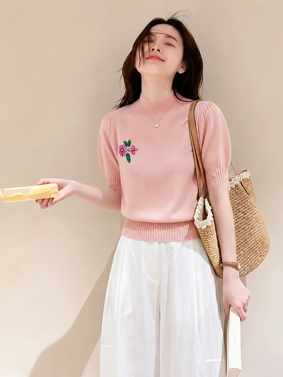 Elegant Slimming Vintage Embroidered Lightweight Ice Silk Knitted Top Women's Fashion Summer 2026 Soft Loose Fit Short Sleeve
Elegant Slimming Vintage Embroidered Lightweight Ice Silk Knitted Top Women's Fashion Summer 2026 Soft Loose Fit Short Sleeve