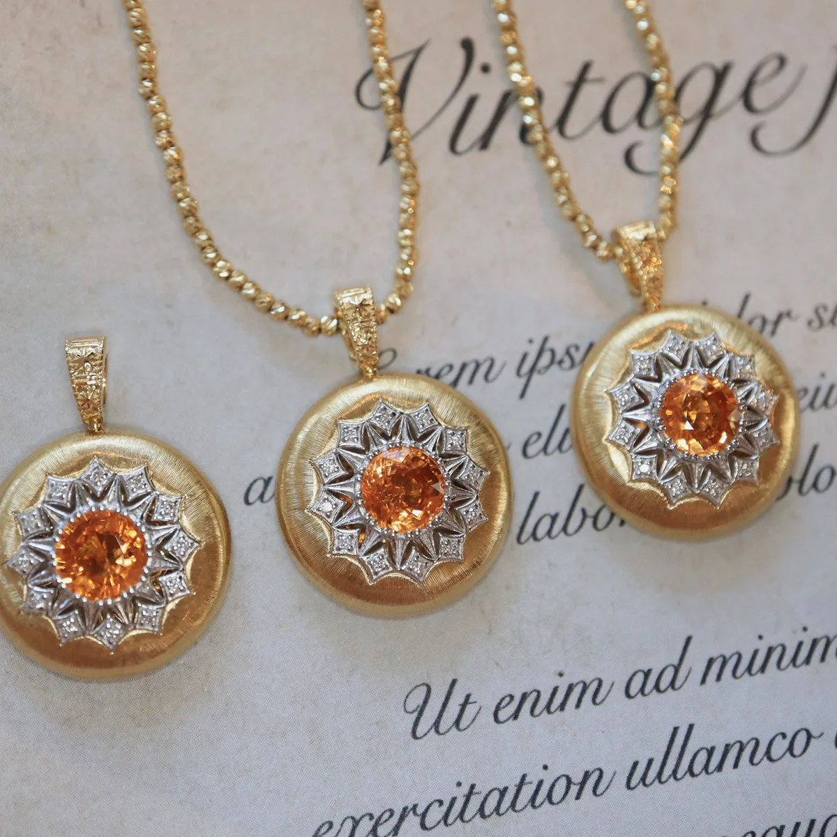 Винтажный классический кулон из серебра 925 пробы с золотой цепочкой, итальянский тюль, ювелирные изделия, оранжевый драгоценный камень, полный циркон, дисковое ожерелье
Винтажный классический кулон из серебра 925 пробы с золотой цепочкой, итальянский тюль, ювелирные изделия, оранжевый драгоценный камень, полный циркон, дисковое ожерелье