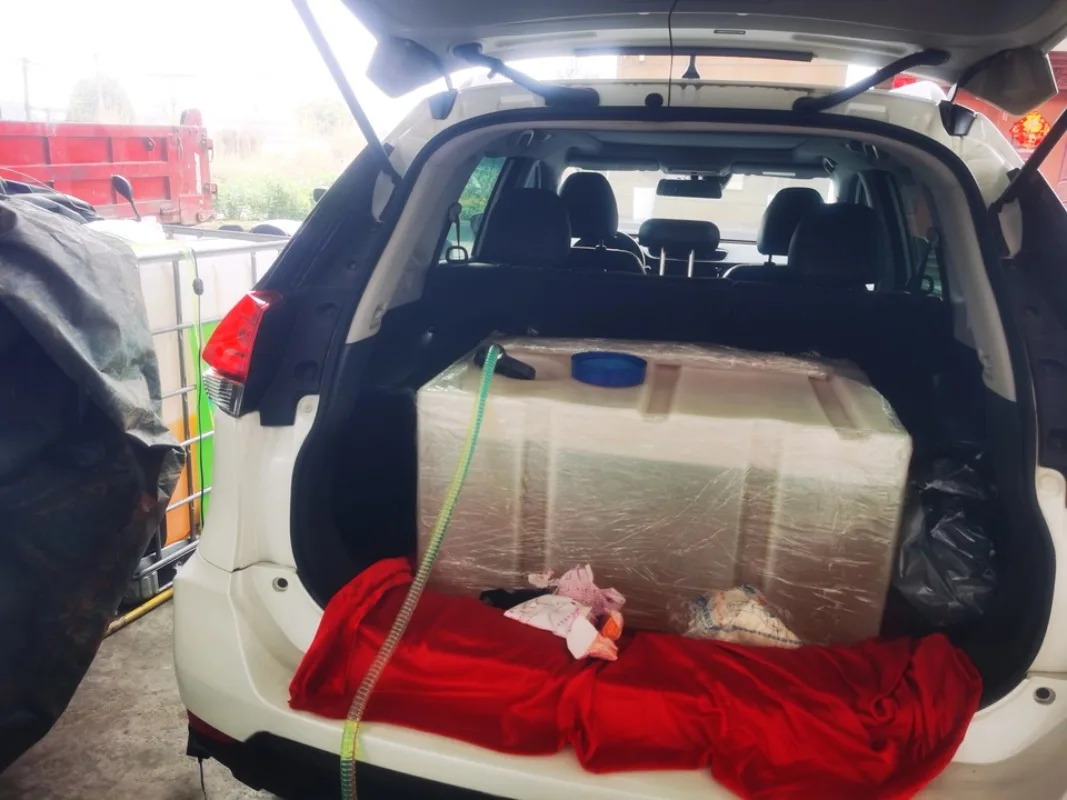 Thickened horizontal plastic bucket 200L car water tank corrosion-resistant pe equipment square transportation tank
Thickened horizontal plastic bucket 200L car water tank corrosion-resistant pe equipment square transportation tank