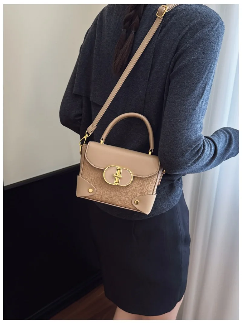 Стильная винтажная сумка-кроссбоди для подгузников, элегантная кожаная дизайнерская сумка-тоут для женщин, стильная минималистичная сумочка.
Стильная винтажная сумка-кроссбоди для подгузников, элегантная кожаная дизайнерская сумка-тоут для женщин, стильная минималистичная сумочка.