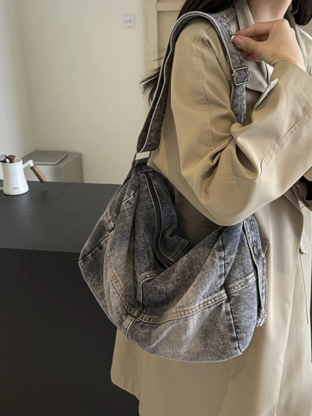 Джинсовая сумка-мессенджер с талией в стиле ретро, повседневная сумка через плечо, женская мягкая холщовая сумка, сумка-тоут для отдыха, модная сумка
Джинсовая сумка-мессенджер с талией в стиле ретро, повседневная сумка через плечо, женская мягкая холщовая сумка, сумка-тоут для отдыха, модная сумка