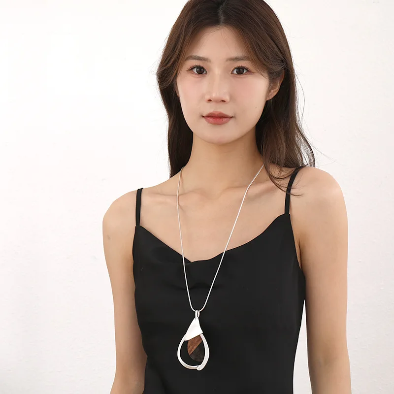 Kaseakia New Minimalist Long Necklace for Women, Trendy and Fashionable Alloy Sweater Chain Jewelry Accessories
Kaseakia New Minimalist Long Necklace for Women, Trendy and Fashionable Alloy Sweater Chain Jewelry Accessories