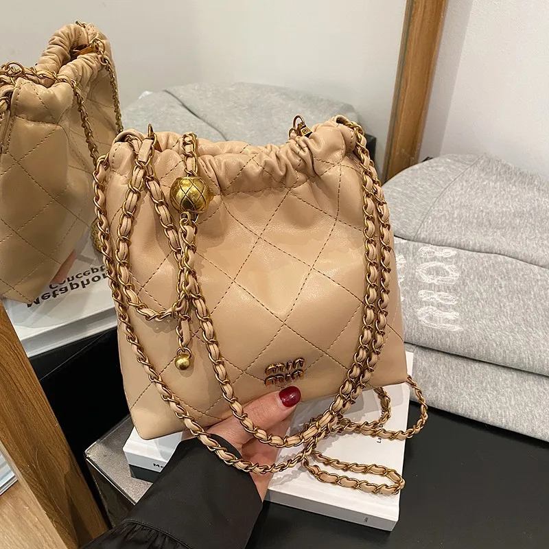 2025 New! Women's Trendy Garbage Bag - Style Small Tote, Oil Wax Leather, Large Capacity Diamond Chain Shopping Bag
2025 New! Women's Trendy Garbage Bag - Style Small Tote, Oil Wax Leather, Large Capacity Diamond Chain Shopping Bag