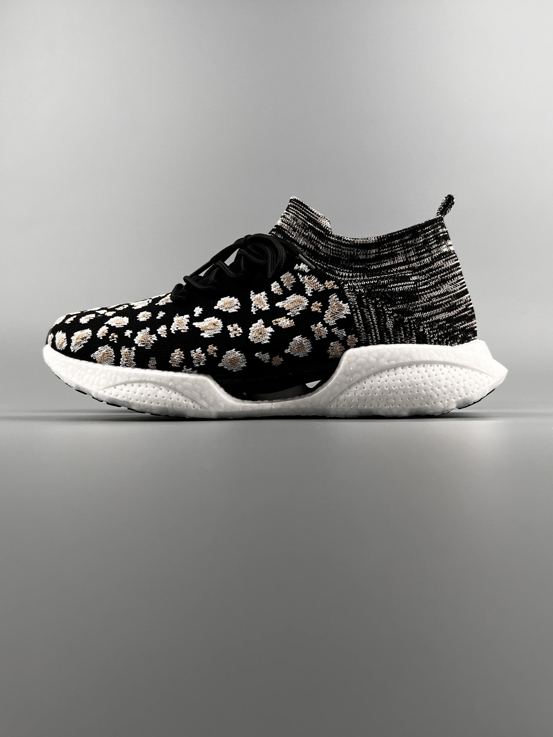 Кроссовки из сетчатой ткани, мужские летние дышащие кроссовки, носки для пар на мягкой подошве с попкорном
Кроссовки из сетчатой ткани, мужские летние дышащие кроссовки, носки для пар на мягкой подошве с попкорном