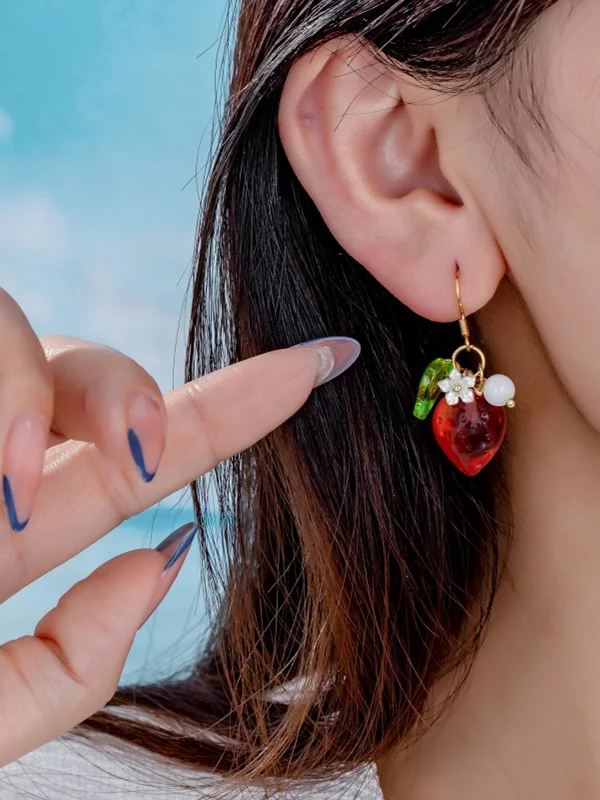 Cute Stberry Fruit Ear Cuffs for Girls Faionable Holel Clip-On Earrings Korean Sle Resin Jewelry Frely Released
Cute Stberry Fruit Ear Cuffs for Girls Faionable Holel Clip-On Earrings Korean Sle Resin Jewelry Frely Released
