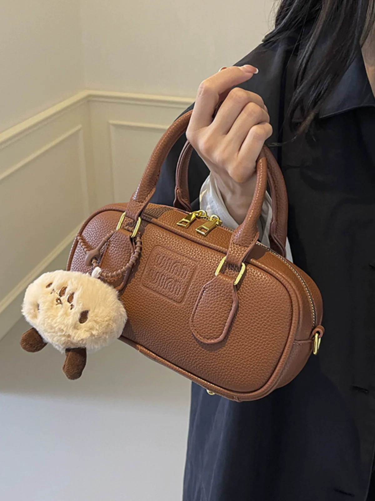High-end Small Boston Pillow Bag For Women 2025 New Trendy Texture Retro Shoulder Crossbody Bag Versatile Handheld Bowling Bag
High-end Small Boston Pillow Bag For Women 2025 New Trendy Texture Retro Shoulder Crossbody Bag Versatile Handheld Bowling Bag