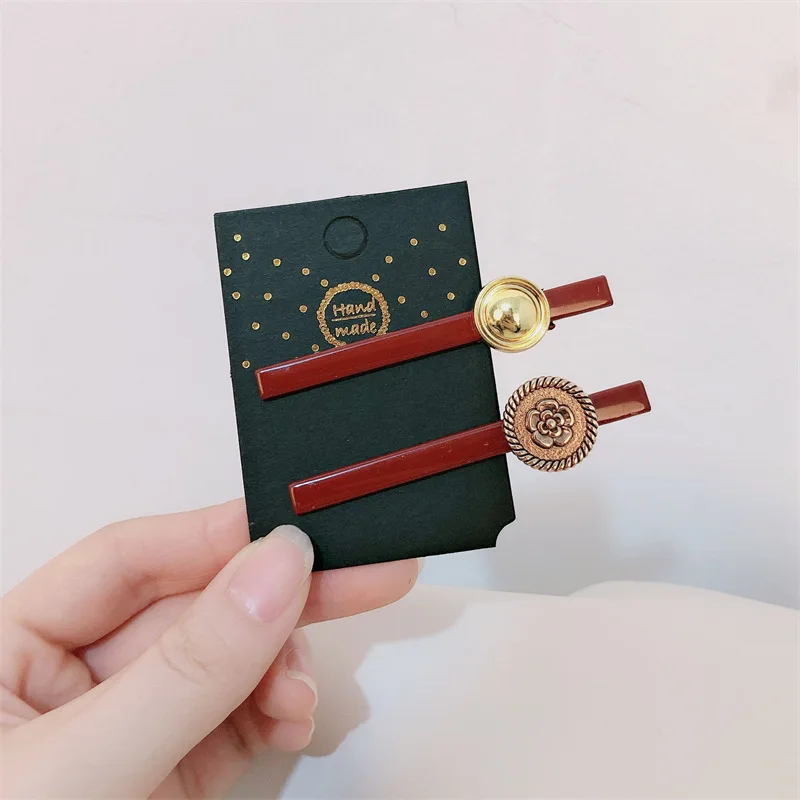 Retro Red Hair Clips Korean Burgundy Hairpins Girls Duckbill Clip Summer Headdress Metal Buttons Hair Accessories for Women 2024
Retro Red Hair Clips Korean Burgundy Hairpins Girls Duckbill Clip Summer Headdress Metal Buttons Hair Accessories for Women 2024