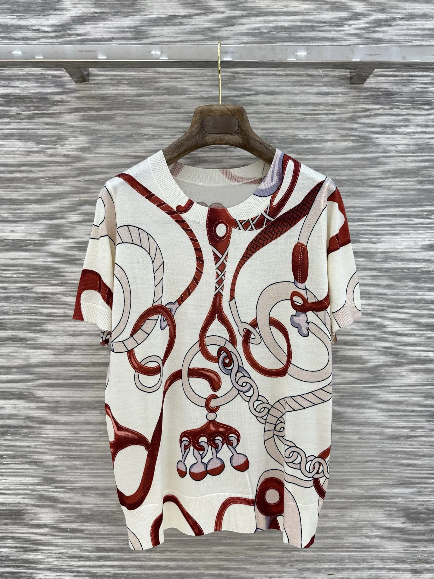 2026 New Summer Women 100% Wool Luxury Vintage Horse Rope Tassel Print Knit T Shirt Crew Neck Short Sleeve Soft Thin Knit Tops
2026 New Summer Women 100% Wool Luxury Vintage Horse Rope Tassel Print Knit T Shirt Crew Neck Short Sleeve Soft Thin Knit Tops