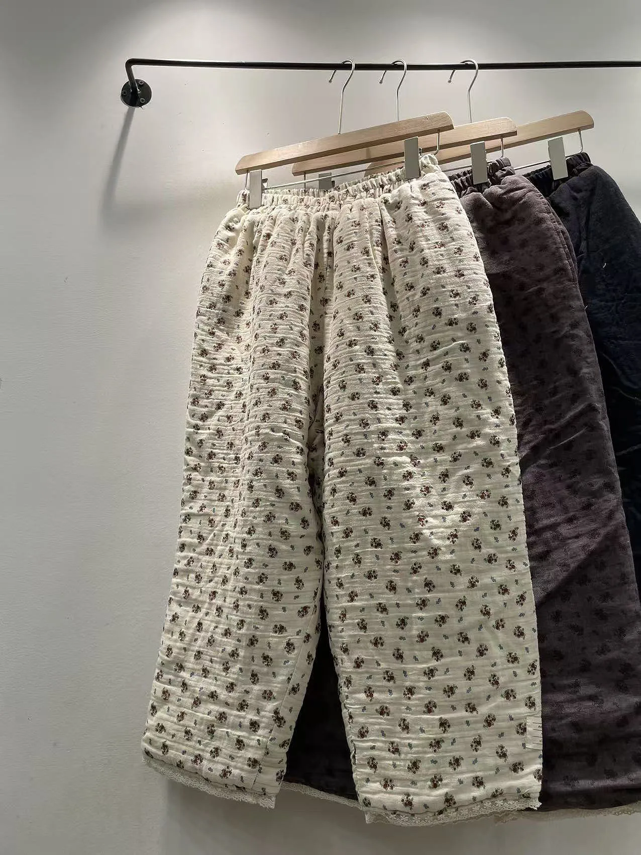 Зимние женские хлопковые брюки с цветочным кружевом, с высокой талией, эластичные, широкие, повседневные, укороченные, теплые, для женщин
Зимние женские хлопковые брюки с цветочным кружевом, с высокой талией, эластичные, широкие, повседневные, укороченные, теплые, для женщин