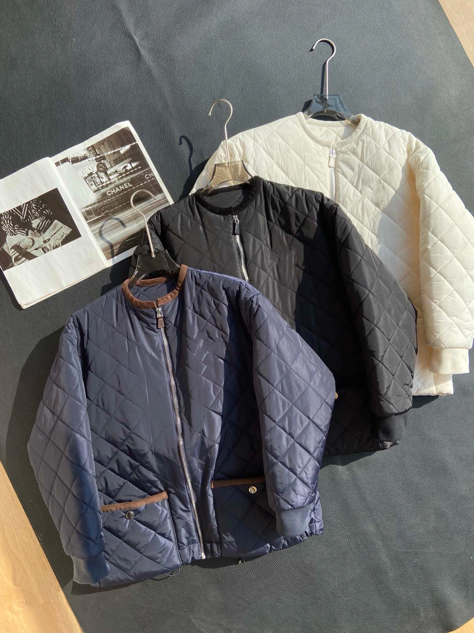 Metal Letter P Women's Cotton Jaet Diamond Stitching e Label Zipper Closure Long Sve round Ne Coat Autumn Winter
Metal Letter P Women's Cotton Jaet Diamond Stitching e Label Zipper Closure Long Sve round Ne Coat Autumn Winter