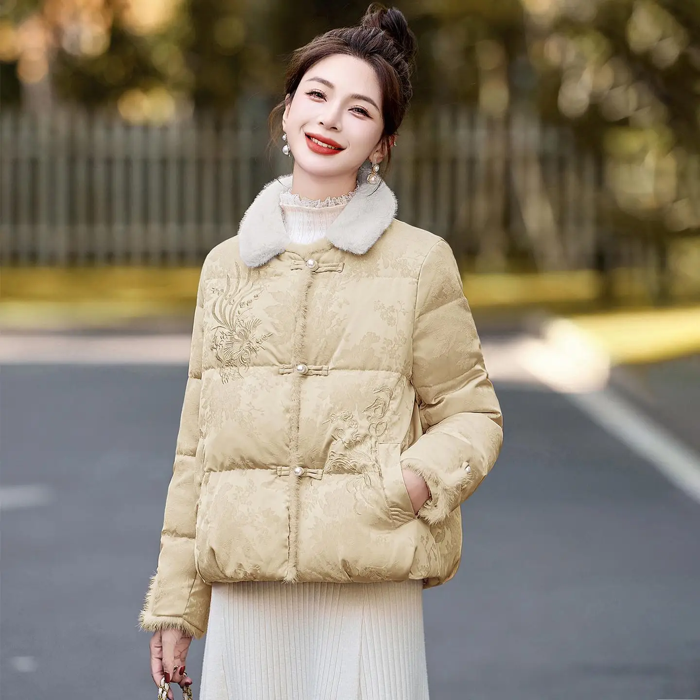 New Chinese Style Embroidered Floral Down Jacket Women's Winter Fashion Plush Splicing Warm Outerwear Thickened Cotton
New Chinese Style Embroidered Floral Down Jacket Women's Winter Fashion Plush Splicing Warm Outerwear Thickened Cotton