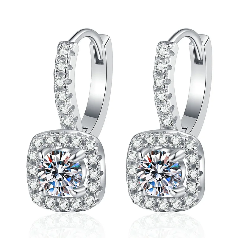 Platinum PT950 18K Gold Moissanite Earrings with High-end European and American Earrings Square Pack, 1 Carat Moissanite
Platinum PT950 18K Gold Moissanite Earrings with High-end European and American Earrings Square Pack, 1 Carat Moissanite