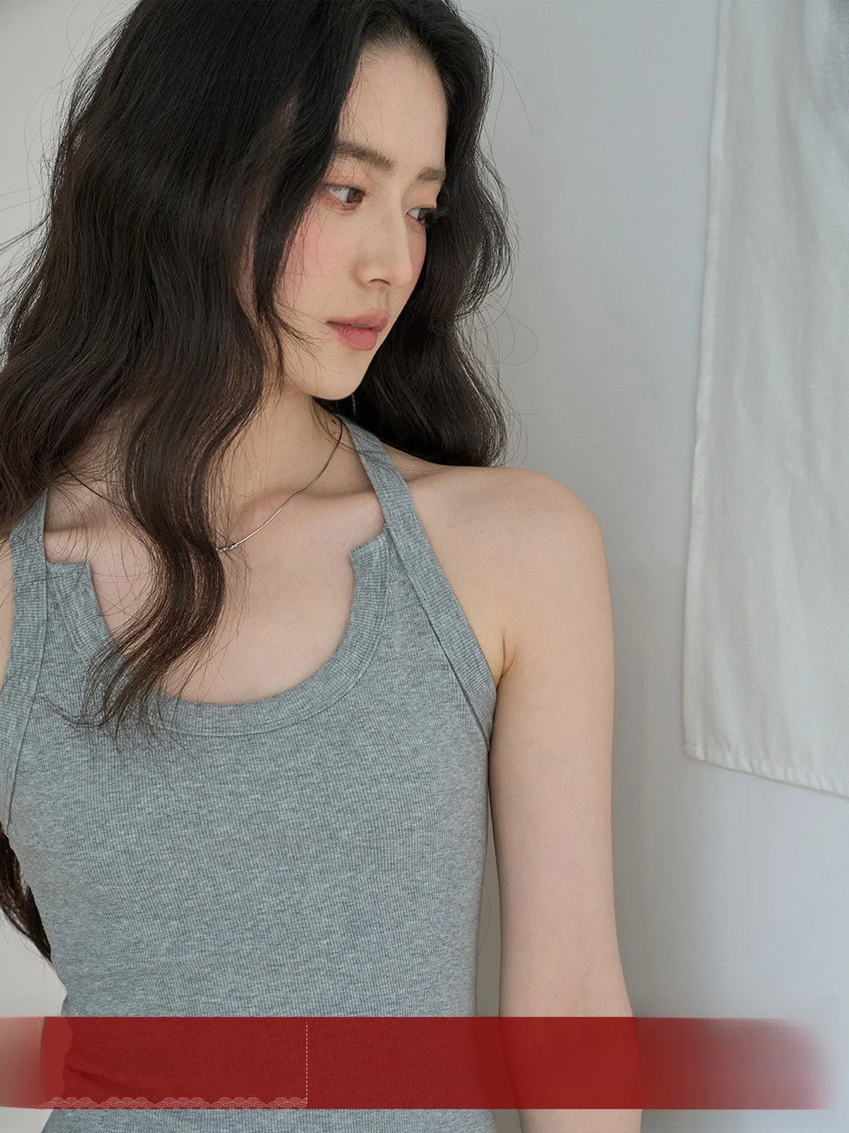 MoZao Grey Sleeveless U-Neck Short Tank Top Women's Slimming Outerwear Hanging Neck Top Spring 2026 Fashion Ladies Vest
MoZao Grey Sleeveless U-Neck Short Tank Top Women's Slimming Outerwear Hanging Neck Top Spring 2026 Fashion Ladies Vest