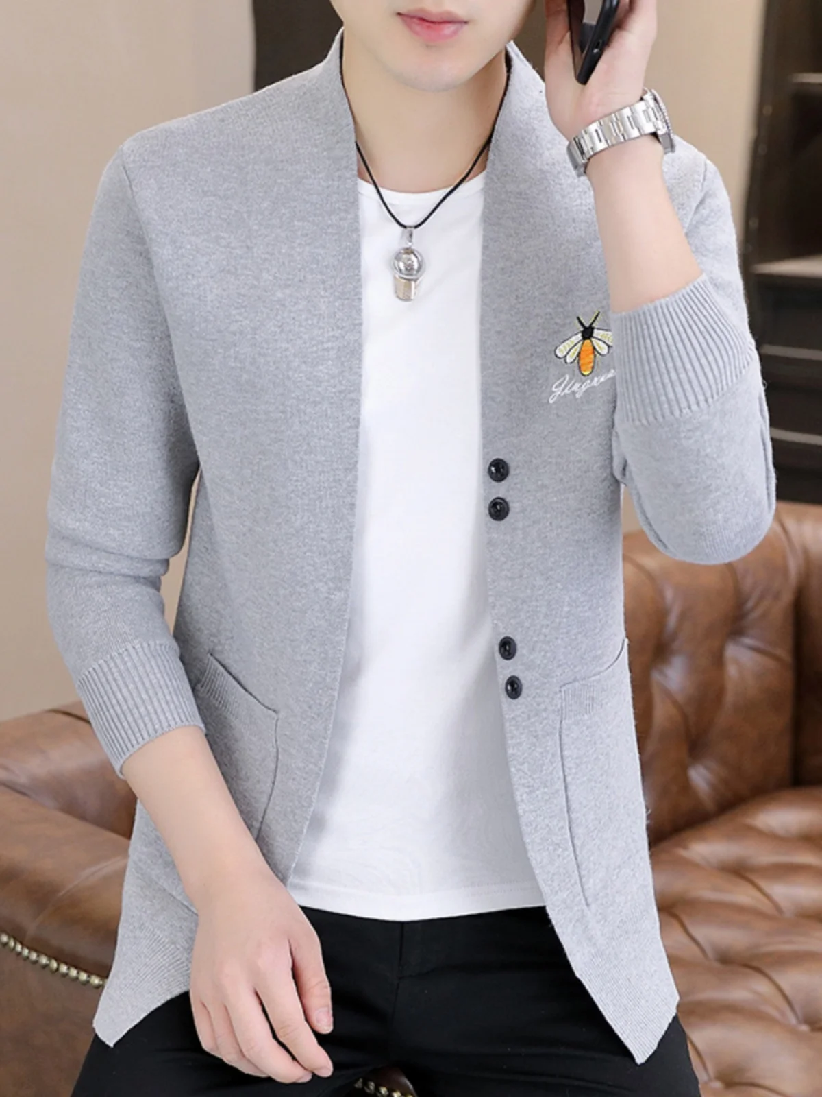 Вязаный кардиган для мужчин: повседневный, модный, молодежный, весенне-осенний, стильная верхняя одежда из комфортной мягкой смесовой ткани (полиэстер)
Вязаный кардиган для мужчин: повседневный, модный, молодежный, весенне-осенний, стильная верхняя одежда из комфортной мягкой смесовой ткани (полиэстер)