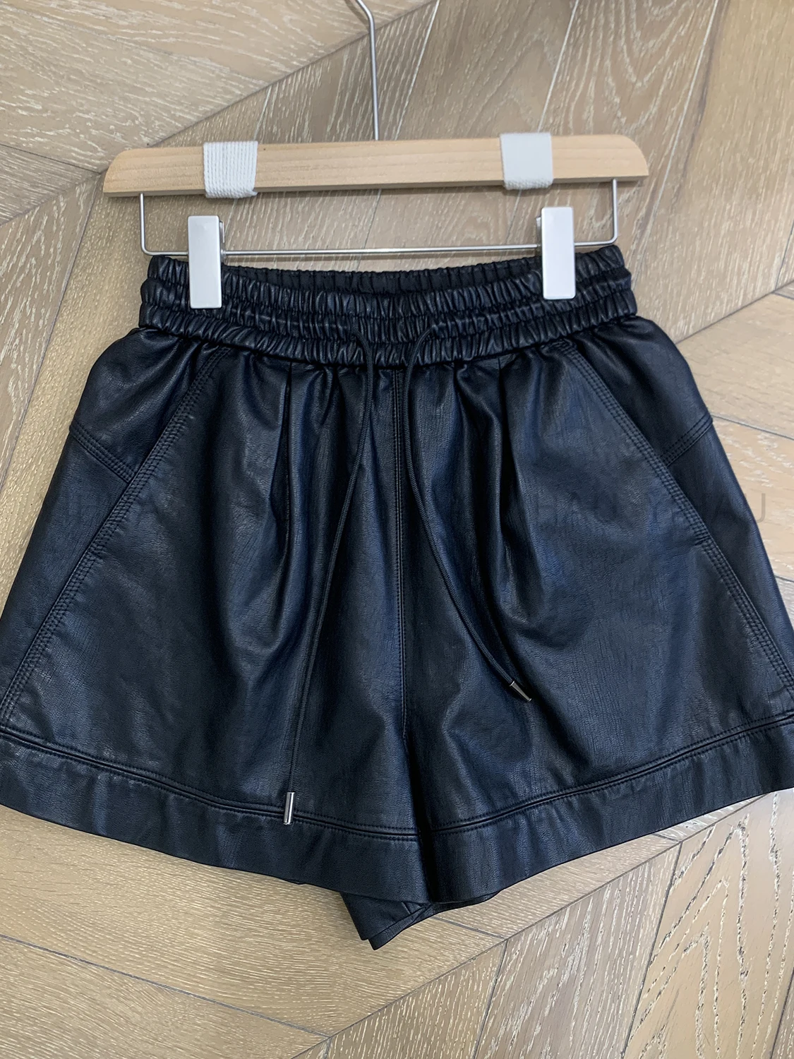 Bla PU Leather Elastic Waist Wide Leg Casual Pants Women's Loose Fit Spring New Arrival Faionable Versatile Casual Trousers
Bla PU Leather Elastic Waist Wide Leg Casual Pants Women's Loose Fit Spring New Arrival Faionable Versatile Casual Trousers