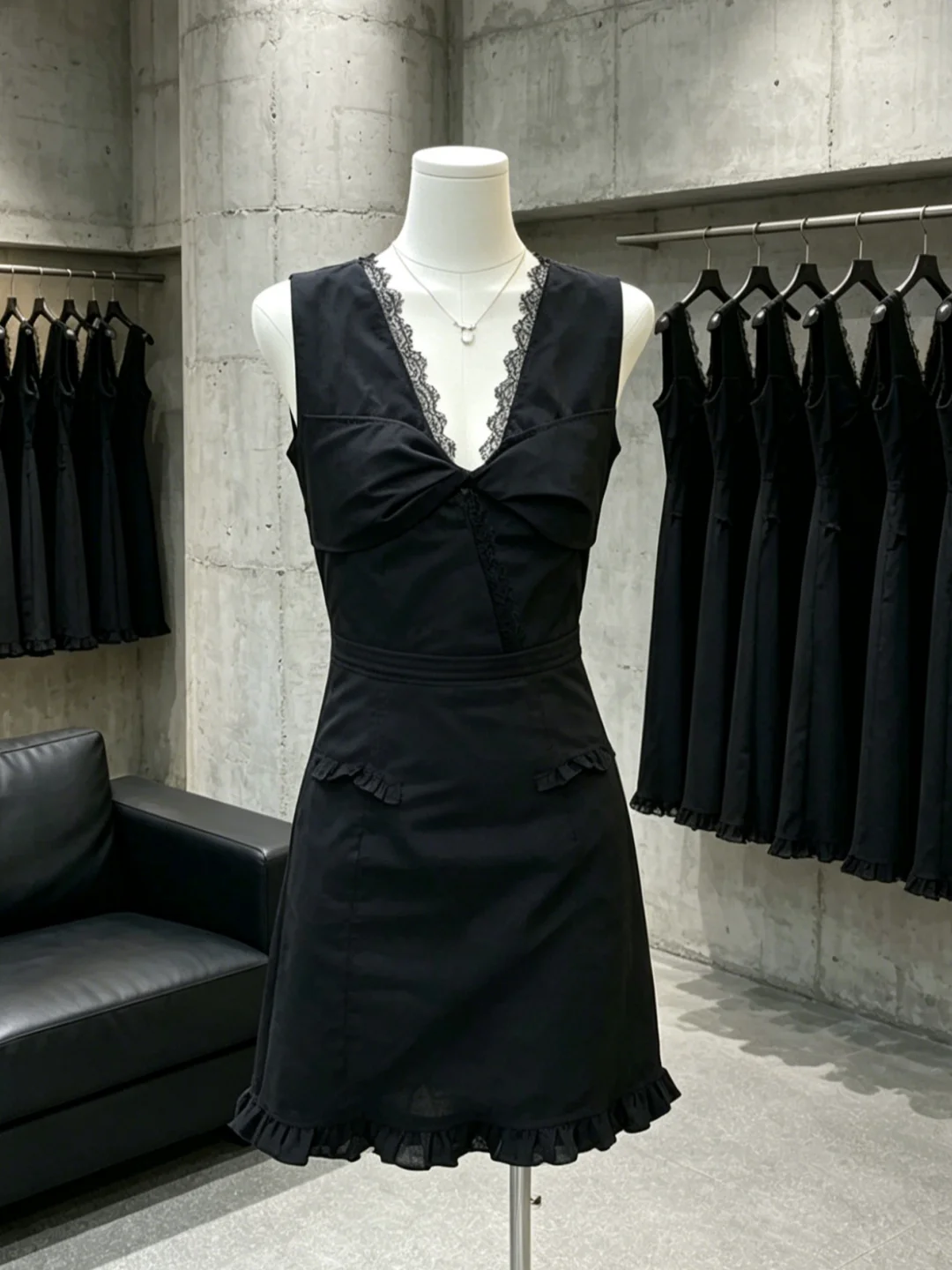 Retro Lace Trim Knot V-neck Sleeveless Dress Women's Summer New High-End Black Dress Commute Style Loose Fit Daily Wear
Retro Lace Trim Knot V-neck Sleeveless Dress Women's Summer New High-End Black Dress Commute Style Loose Fit Daily Wear