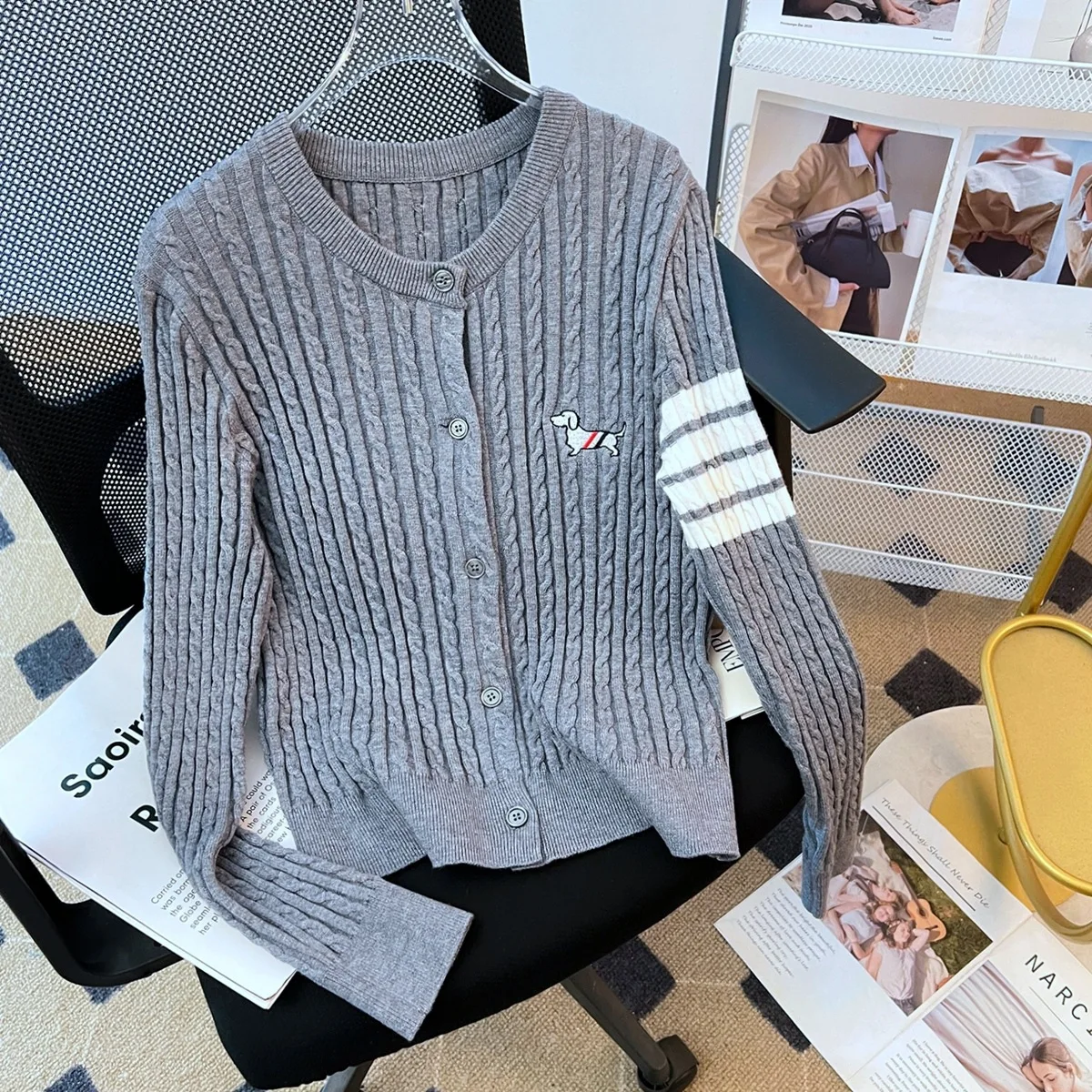 Striped knitted cardigan women's autumn and winter new embroidered top British college style long sleeved sweater jacket trend
Striped knitted cardigan women's autumn and winter new embroidered top British college style long sleeved sweater jacket trend