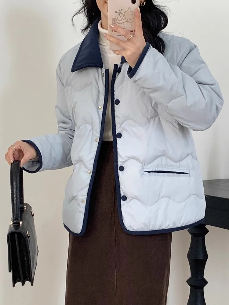 Корейское легкое стеганое хлопковое джето, женское зимнее тонкое теплое хлопковое пальто с воротником-стойкой, дизайн сращивания
Корейское легкое стеганое хлопковое джето, женское зимнее тонкое теплое хлопковое пальто с воротником-стойкой, дизайн сращивания